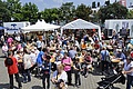 Leute an Tischen beim Rather Stadtteilfest