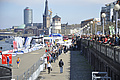 Ziel des Metro Group Marathons an der Rheinuferpromenade vor der Altstadt mit teilen Düsseldorfs und dem Rhein im Hintergrund