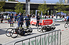 Schleuse zum Überqueren der Marathonstrecke durch THW Helfer und Handbikern auf der Marathonstrecke am Apollo-Platz